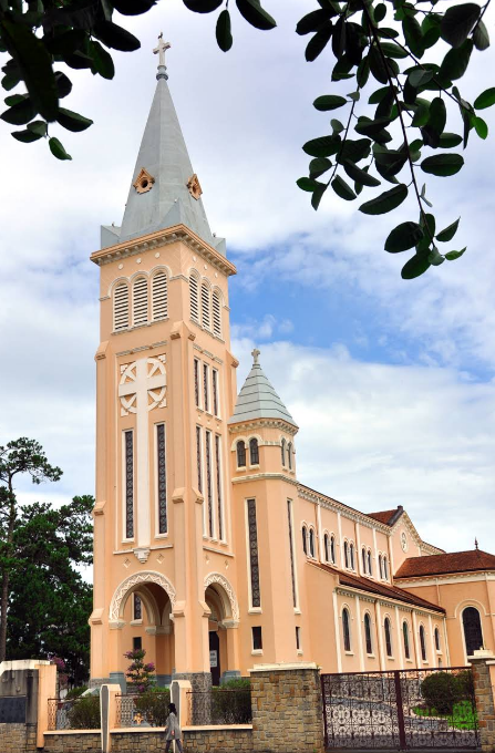 Nhà Thờ Con Gà (St. Nicholas Cathedral of Da Lat)